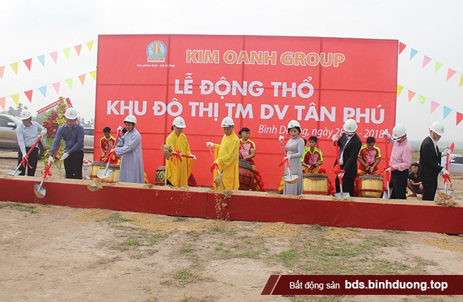 Ban lãnh đạo Kim Oanh Group thực hiện nghi thức động thổ dự án khu đô thị Tân Phú