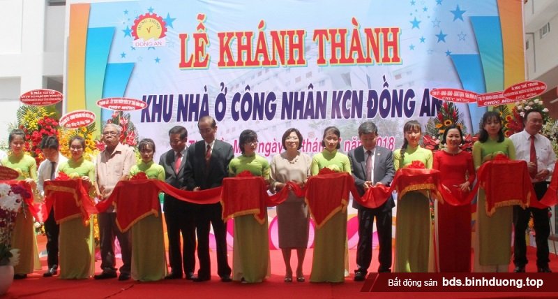 Thứ trưởng Bộ Xây dựng Phan Thị Mỹ Linh (thứ 7 từ phải qua) cùng lãnh đạo tỉnh Bình Dương và chủ đầu tư thực hiện nghi thức khánh thành khu nhà ở công nhân KCN Đồng An.