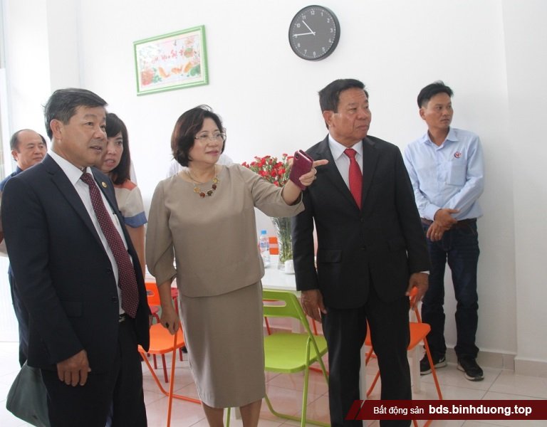 Thứ trưởng Bộ Xây dựng Phan Thị Mỹ Linh cùng lãnh đạo tỉnh Bình Dương tham quan Khu nhà ở công nhân KCN Đồng An.