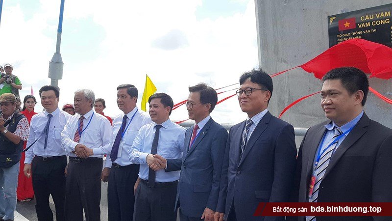 Bộ trưởng Bộ GTVT Nguyễn Văn Thể cùng lãnh đạo các địa phương, nhà tài trợ và nhà thầu... chia sẻ niềm vui ngay trên cầu Vàm Cống.