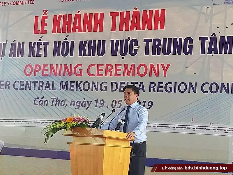 Việc hoàn thành để đưa công trình cầu Vàm Cống góp phần hoàn thiện mạng lưới giao thông khu vực ĐBSCL, tạo động lực phát triển KT-XH (Ảnh: Bộ trưởng Bộ GTVT Nguyễn Văn Thể phát biểu tại lễ khánh thành).