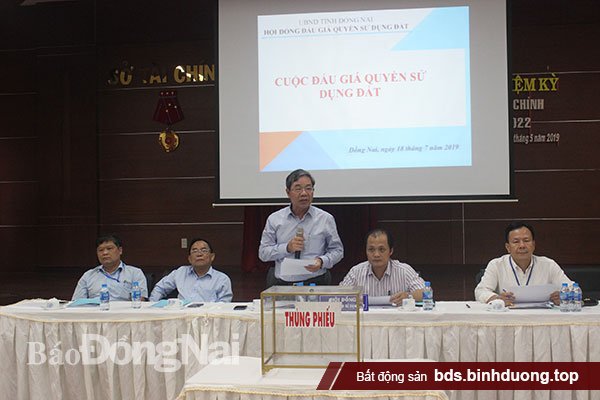 Phó chủ tịch UBND tỉnh Nguyễn Quốc Hùng phát biểu tại buổi đấu giá khu đất công huyện Long Thành