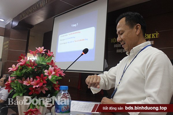 Giám đốc Trung tâm Phát triển quỹ đất tỉnh Nguyễn Đồng Thanh giám sát thời gian đấu giá các vòng
