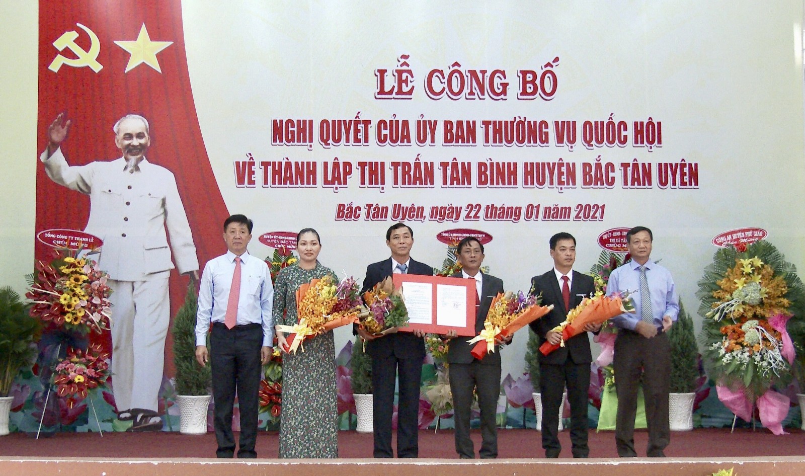 Ông Võ Văn Bá và ông Nguyễn Thanh Trúc trao nghị quyết cho lãnh đạo thị trấn Tân Bình