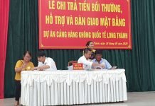 Các hộ dân ký nhận tiền bồi thường dự án sân bay Long Thành ẢNH: LÊ LÂM