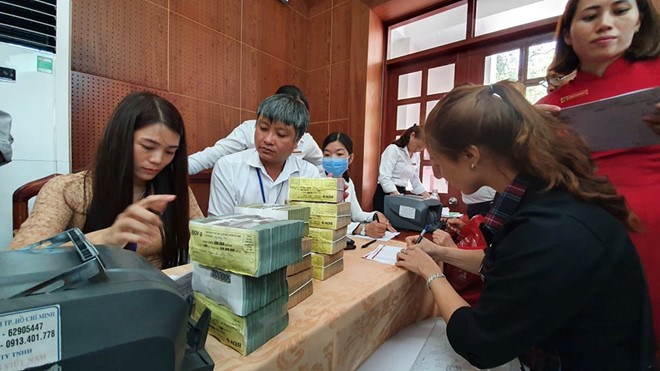 Chị Nguyễn Thị Thu nhận 4,2 tỉ tiền đền bù dự án sân bay Long Thành ẢNH: LÊ LÂM