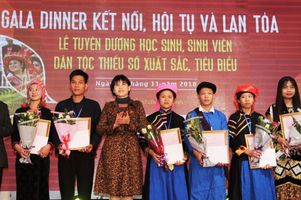 Bà Phạm Thị Hường trong một lần đi làm từ thiện
