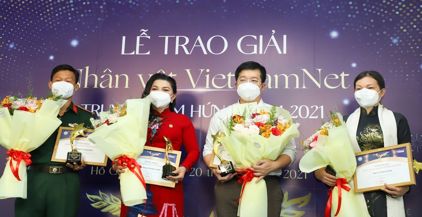 Bà Đặng Thị Kim Oanh nhận giải nhân vật truyền cảm hứng năm 2021 do báo Vietnamnet tổ chức