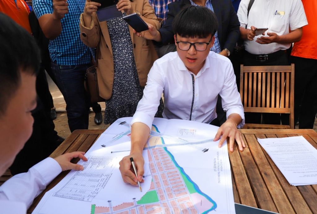 Ông Nguyễn Phú Đức – Tổng Giám đốc Công ty cổ phần Đầu tư và Phát triển Địa ốc Kim Oanh TP.HCM chính thức nhận bào giao lại dự án Khu dân cư Hòa Lân