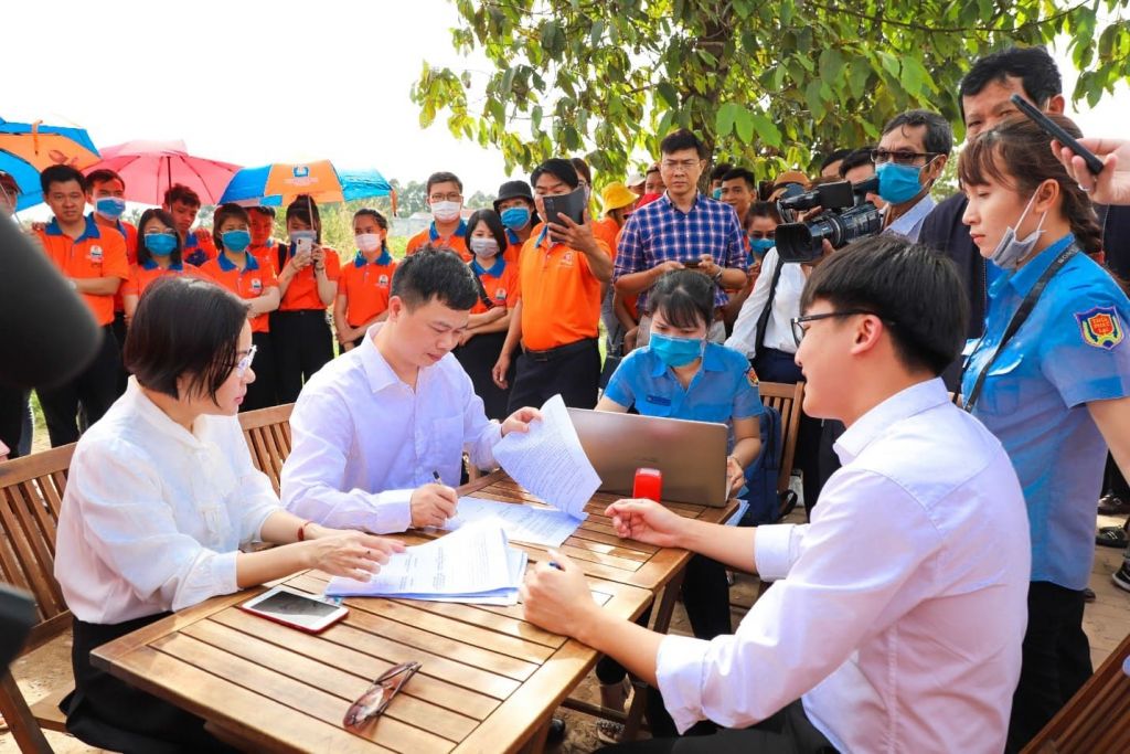 Bà Nguyễn Thị Ái Thơ – Phó Giám đốc Agribank Chợ Lớn ký biên bản bàn giao dự án Khu dân cư Hòa Lân cho Kim Oanh Group