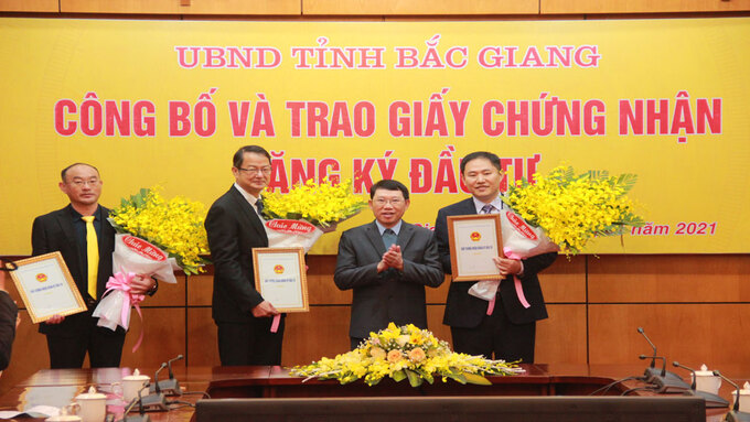 Tổng giám đốc Foxconn Việt Nam Trác Hiến Hồng (người thứ hai từ trái sang) nhận giấy chứng nhận đăng ký đầu tư của tỉnh Bắc Giang. Ảnh: Báo Bắc Giang