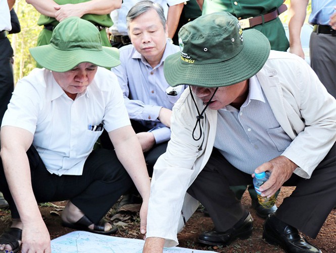 Ông Nguyễn Văn Lợi, Bí thư Tỉnh ủy Bình Phước (bìa trái) khảo sát vị trí xây dựng sân bay