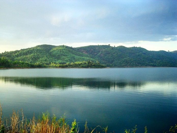 Hình ảnh mặt hồ Đa Tôn (Huyện Tân Phú, Đồng Nai) phẳng lặng