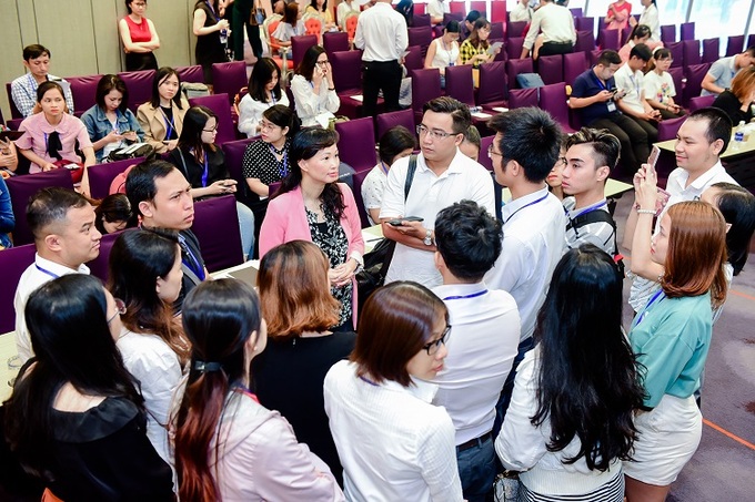 Thái Vân Linh (vest hồng) cùng các học viên trong buổi đào tạo