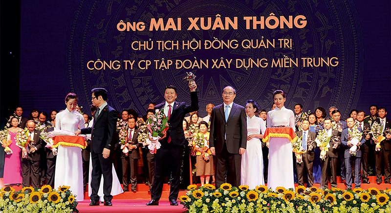 Ông Mai Xuân Thông nhận cúp Thánh Gióng 2016 cho 100 doanh nhân Việt Nam tiêu biểu