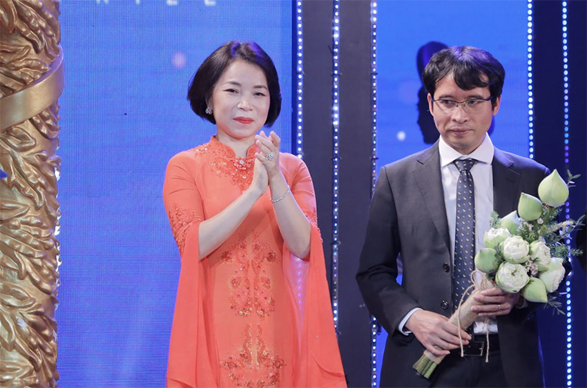 Bà Phạm Thu Hương trong lễ trao giải thưởng khoa học công nghệ toàn cầu VinFuture