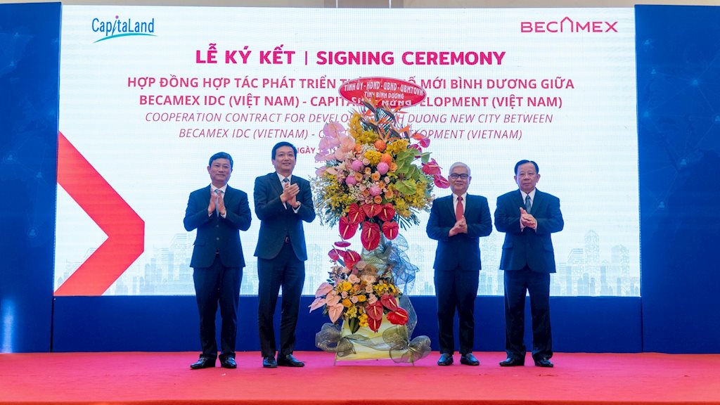 Ông Nguyễn Văn Lợi, Bí thư Tỉnh uỷ và ông Võ Văn Minh, Chủ tịch UBND tỉnh Bình Dương tặng hoa chúc mừng sự hợp tác giữa Becamex IDC và CapitaLand
