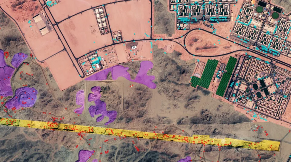 Ảnh chụp bởi vệ tinh Jilin và chỉnh sửa bởi Soar, startup phân tích ảnh vệ tinh có trụ sở tại Australia. Các khu vực của công trình được tô màu khác nhau giúp người xem dễ nhận biết. Trong ảnh, đường thẳng màu vàng là khu vực chính của The Line, đang được đào cát để lấp móng. Tổng diện tích đã đào (tính đến ngày 22/10) là 0,39 km2.