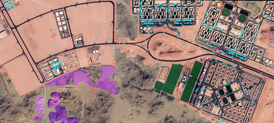 Lán trại được tô màu hồng, chứa phương tiện thi công và ký túc xá cho công nhân. Theo dữ liệu của vệ tinh Sentinal-2, tổng diện tích lán trại tại khu vực chụp ảnh là 7,7 km2. Hình ảnh bao gồm 656 phương tiện thi công, được thể hiện bằng chấm xanh dương.