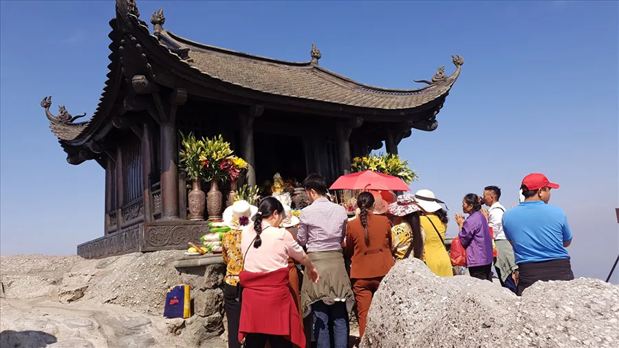 Du khách chiêm bái chùa  trên đỉnh Yên Tử