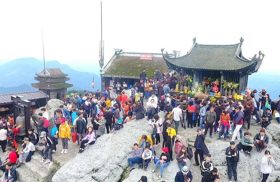 Du khách đổ về Yên Tử vào dịp lễ hội như hành hương về cõi Phật