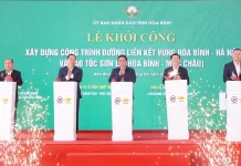 Thủ tướng Phạm Minh Chính thực hiện nghi thức khởi công đường liên kết vùng Hòa Bình - Hà Nội và cao tốc Sơn La, sáng 26/2. Ảnh: Nhật Bắc