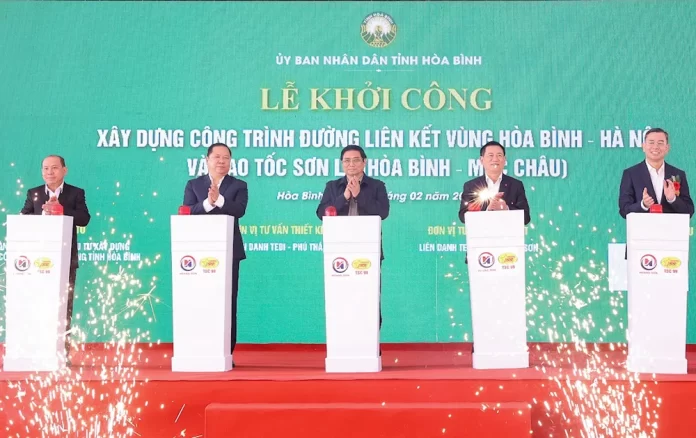 Thủ tướng Phạm Minh Chính thực hiện nghi thức khởi công đường liên kết vùng Hòa Bình - Hà Nội và cao tốc Sơn La, sáng 26/2. Ảnh: Nhật Bắc