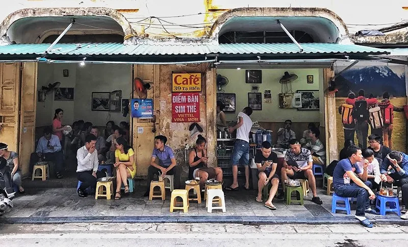 Cà phê tại phố cổ Hà Nội