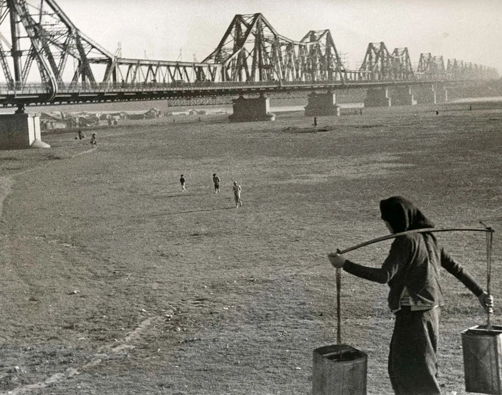 Cầu Long Biên ngày xưa (image of Long Bien Bridge in the past) - 1
