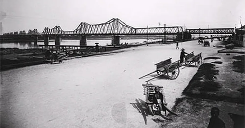 Cầu Long Biên ngày xưa (image of Long Bien Bridge in the past) - 3