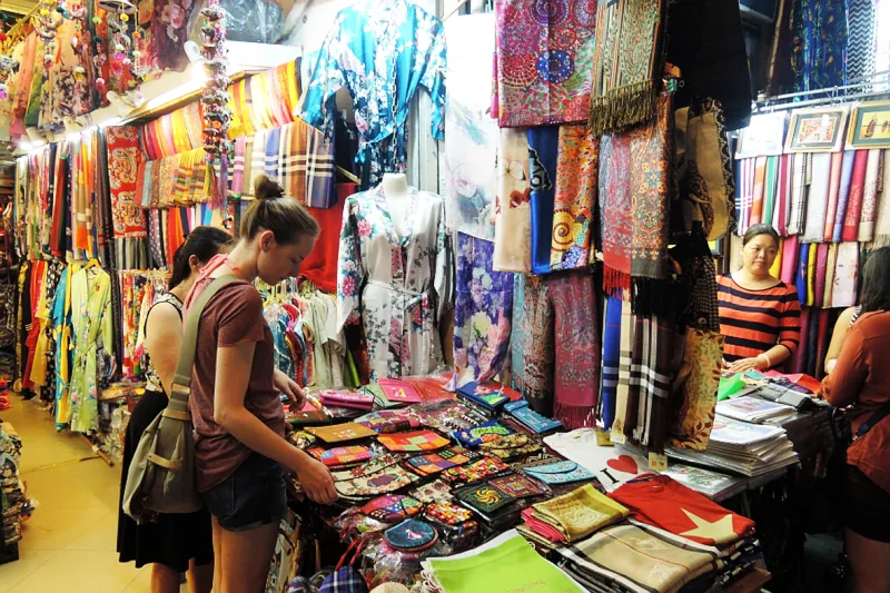 Khách du lịch mua hàng tại chợ Đồng Xuân