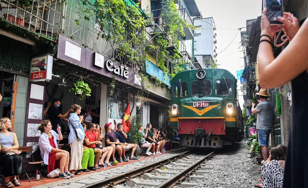 Phố cafe đường tàu Hà Nội (Hanoi Train Street Cafe)