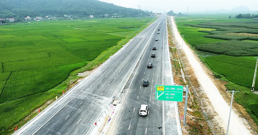 Cao tốc Mai Sơn - quốc lộ 45 đoạn qua huyện Hà Trung, tỉnh Thanh Hoá. Ảnh: Đoàn Loan (Vnexpress.net)