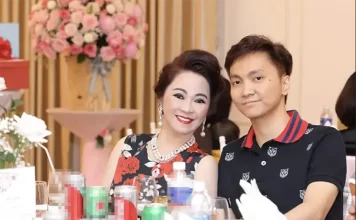 Ông Nguyễn Quang Tuấn và mẹ là bà Nguyễn Phương Hằng