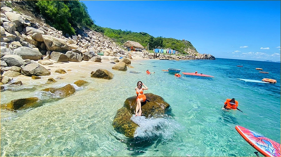 Du khách đến với đảo Nhơn Châu có thể tận hưởng vẻ đẹp thiên nhiên với các bãi biển tuyệt đẹp