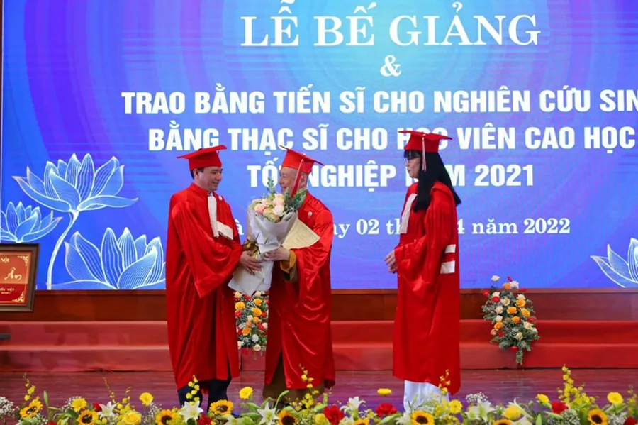 Sư Thích Chân Quang nhận bằng tiến sĩ Luật